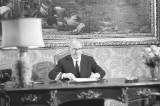 Il Presidente della Repubblica Giuseppe Saragat si prepara per il discorso di fine anno e il ricevimento offerto alle Alte Cariche dello Stato per gli auguri di Natale e Capodanno
