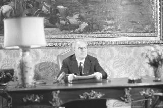 Il Presidente della Repubblica Giuseppe Saragat si prepara per il discorso di fine anno e il ricevimento offerto alle Alte Cariche dello Stato per gli auguri di Natale e Capodanno