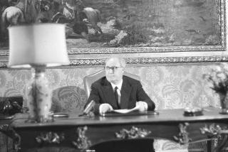 Il Presidente della Repubblica Giuseppe Saragat si prepara per il discorso di fine anno e il ricevimento offerto alle Alte Cariche dello Stato per gli auguri di Natale e Capodanno