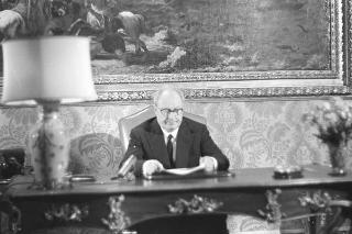 Il Presidente della Repubblica Giuseppe Saragat si prepara per il discorso di fine anno e il ricevimento offerto alle Alte Cariche dello Stato per gli auguri di Natale e Capodanno