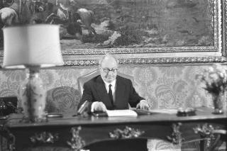 Il Presidente della Repubblica Giuseppe Saragat si prepara per il discorso di fine anno e il ricevimento offerto alle Alte Cariche dello Stato per gli auguri di Natale e Capodanno