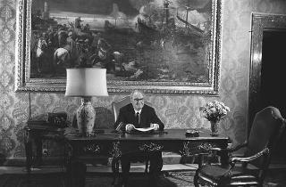 Il Presidente della Repubblica Giuseppe Saragat si prepara per il discorso di fine anno e il ricevimento offerto alle Alte Cariche dello Stato per gli auguri di Natale e Capodanno