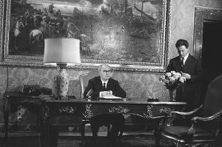 Il Presidente della Repubblica Giuseppe Saragat si prepara per il discorso di fine anno e il ricevimento offerto alle Alte Cariche dello Stato per gli auguri di Natale e Capodanno