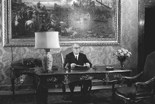 Il Presidente della Repubblica Giuseppe Saragat si prepara per il discorso di fine anno e il ricevimento offerto alle Alte Cariche dello Stato per gli auguri di Natale e Capodanno
