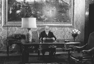 Il Presidente della Repubblica Giuseppe Saragat si prepara per il discorso di fine anno e il ricevimento offerto alle Alte Cariche dello Stato per gli auguri di Natale e Capodanno
