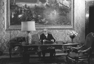 Il Presidente della Repubblica Giuseppe Saragat si prepara per il discorso di fine anno e il ricevimento offerto alle Alte Cariche dello Stato per gli auguri di Natale e Capodanno