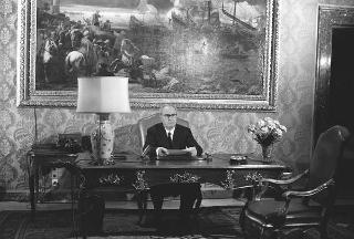 Il Presidente della Repubblica Giuseppe Saragat si prepara per il discorso di fine anno e il ricevimento offerto alle Alte Cariche dello Stato per gli auguri di Natale e Capodanno
