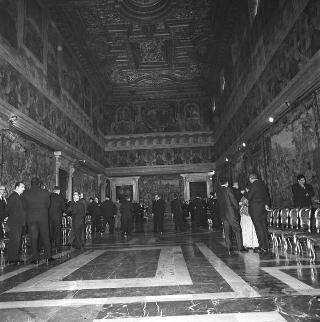 Il Presidente della Repubblica Giuseppe Saragat si prepara per il discorso di fine anno e il ricevimento offerto alle Alte Cariche dello Stato per gli auguri di Natale e Capodanno