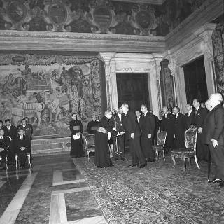 Il Presidente della Repubblica Giuseppe Saragat si prepara per il discorso di fine anno e il ricevimento offerto alle Alte Cariche dello Stato per gli auguri di Natale e Capodanno