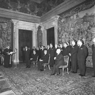 Il Presidente della Repubblica Giuseppe Saragat si prepara per il discorso di fine anno e il ricevimento offerto alle Alte Cariche dello Stato per gli auguri di Natale e Capodanno