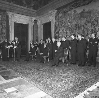 Il Presidente della Repubblica Giuseppe Saragat si prepara per il discorso di fine anno e il ricevimento offerto alle Alte Cariche dello Stato per gli auguri di Natale e Capodanno
