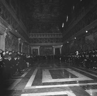 Il Presidente della Repubblica Giuseppe Saragat si prepara per il discorso di fine anno e il ricevimento offerto alle Alte Cariche dello Stato per gli auguri di Natale e Capodanno