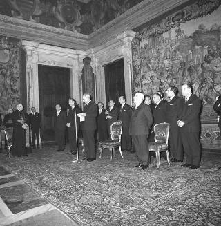 Il Presidente della Repubblica Giuseppe Saragat si prepara per il discorso di fine anno e il ricevimento offerto alle Alte Cariche dello Stato per gli auguri di Natale e Capodanno