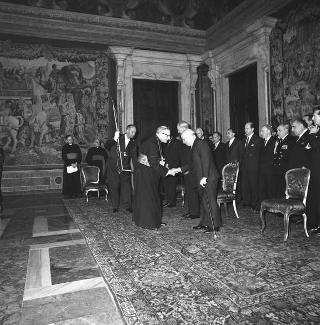 Il Presidente della Repubblica Giuseppe Saragat si prepara per il discorso di fine anno e il ricevimento offerto alle Alte Cariche dello Stato per gli auguri di Natale e Capodanno