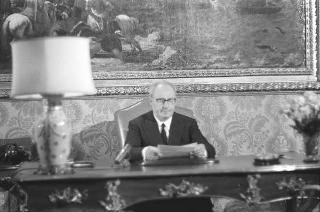 Il Presidente della Repubblica Giuseppe Saragat si prepara per il discorso di fine anno e il ricevimento offerto alle Alte Cariche dello Stato per gli auguri di Natale e Capodanno