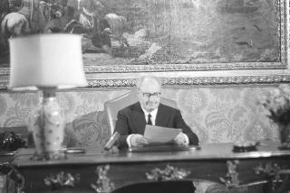 Il Presidente della Repubblica Giuseppe Saragat si prepara per il discorso di fine anno e il ricevimento offerto alle Alte Cariche dello Stato per gli auguri di Natale e Capodanno