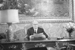 Il Presidente della Repubblica Giuseppe Saragat si prepara per il discorso di fine anno e il ricevimento offerto alle Alte Cariche dello Stato per gli auguri di Natale e Capodanno