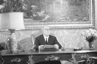 Il Presidente della Repubblica Giuseppe Saragat si prepara per il discorso di fine anno e il ricevimento offerto alle Alte Cariche dello Stato per gli auguri di Natale e Capodanno