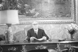 Il Presidente della Repubblica Giuseppe Saragat si prepara per il discorso di fine anno e il ricevimento offerto alle Alte Cariche dello Stato per gli auguri di Natale e Capodanno