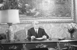 Il Presidente della Repubblica Giuseppe Saragat si prepara per il discorso di fine anno e il ricevimento offerto alle Alte Cariche dello Stato per gli auguri di Natale e Capodanno