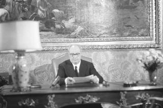 Il Presidente della Repubblica Giuseppe Saragat si prepara per il discorso di fine anno e il ricevimento offerto alle Alte Cariche dello Stato per gli auguri di Natale e Capodanno