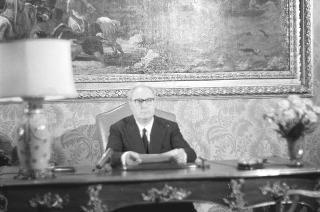 Il Presidente della Repubblica Giuseppe Saragat si prepara per il discorso di fine anno e il ricevimento offerto alle Alte Cariche dello Stato per gli auguri di Natale e Capodanno