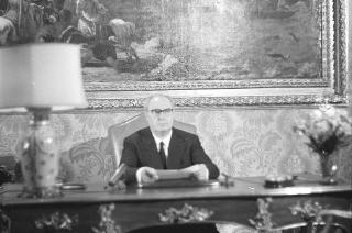 Il Presidente della Repubblica Giuseppe Saragat si prepara per il discorso di fine anno e il ricevimento offerto alle Alte Cariche dello Stato per gli auguri di Natale e Capodanno