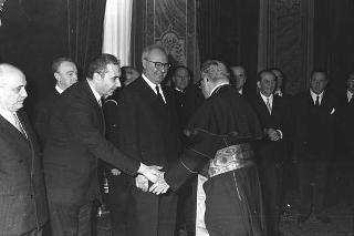 Il Presidente della Repubblica Giuseppe Saragat si prepara per il discorso di fine anno e il ricevimento offerto alle Alte Cariche dello Stato per gli auguri di Natale e Capodanno
