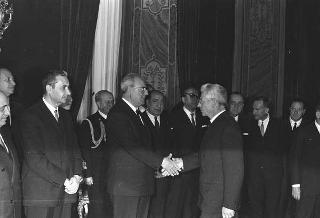 Il Presidente della Repubblica Giuseppe Saragat si prepara per il discorso di fine anno e il ricevimento offerto alle Alte Cariche dello Stato per gli auguri di Natale e Capodanno