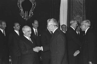 Il Presidente della Repubblica Giuseppe Saragat si prepara per il discorso di fine anno e il ricevimento offerto alle Alte Cariche dello Stato per gli auguri di Natale e Capodanno