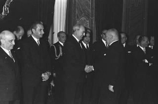 Il Presidente della Repubblica Giuseppe Saragat si prepara per il discorso di fine anno e il ricevimento offerto alle Alte Cariche dello Stato per gli auguri di Natale e Capodanno