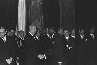 Il Presidente della Repubblica Giuseppe Saragat si prepara per il discorso di fine anno e il ricevimento offerto alle Alte Cariche dello Stato per gli auguri di Natale e Capodanno