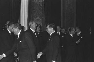 Il Presidente della Repubblica Giuseppe Saragat si prepara per il discorso di fine anno e il ricevimento offerto alle Alte Cariche dello Stato per gli auguri di Natale e Capodanno