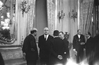 Il Presidente della Repubblica Giuseppe Saragat si prepara per il discorso di fine anno e il ricevimento offerto alle Alte Cariche dello Stato per gli auguri di Natale e Capodanno