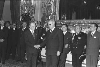 Il Presidente della Repubblica Giuseppe Saragat si prepara per il discorso di fine anno e il ricevimento offerto alle Alte Cariche dello Stato per gli auguri di Natale e Capodanno