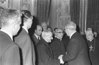 Il Presidente della Repubblica Giuseppe Saragat si prepara per il discorso di fine anno e il ricevimento offerto alle Alte Cariche dello Stato per gli auguri di Natale e Capodanno