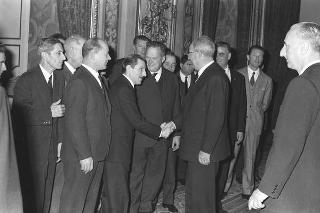 Il Presidente della Repubblica Giuseppe Saragat si prepara per il discorso di fine anno e il ricevimento offerto alle Alte Cariche dello Stato per gli auguri di Natale e Capodanno