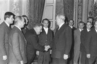 Il Presidente della Repubblica Giuseppe Saragat si prepara per il discorso di fine anno e il ricevimento offerto alle Alte Cariche dello Stato per gli auguri di Natale e Capodanno