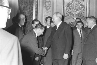 Il Presidente della Repubblica Giuseppe Saragat si prepara per il discorso di fine anno e il ricevimento offerto alle Alte Cariche dello Stato per gli auguri di Natale e Capodanno