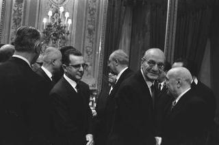 Il Presidente della Repubblica Giuseppe Saragat si prepara per il discorso di fine anno e il ricevimento offerto alle Alte Cariche dello Stato per gli auguri di Natale e Capodanno