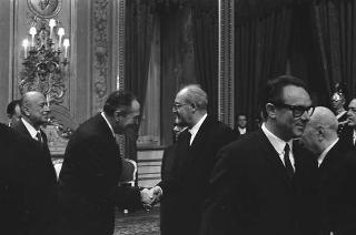Il Presidente della Repubblica Giuseppe Saragat si prepara per il discorso di fine anno e il ricevimento offerto alle Alte Cariche dello Stato per gli auguri di Natale e Capodanno