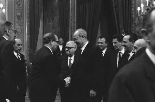 Il Presidente della Repubblica Giuseppe Saragat si prepara per il discorso di fine anno e il ricevimento offerto alle Alte Cariche dello Stato per gli auguri di Natale e Capodanno