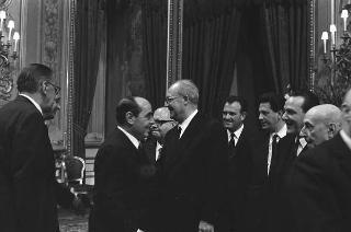 Il Presidente della Repubblica Giuseppe Saragat si prepara per il discorso di fine anno e il ricevimento offerto alle Alte Cariche dello Stato per gli auguri di Natale e Capodanno