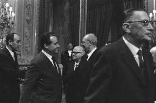 Il Presidente della Repubblica Giuseppe Saragat si prepara per il discorso di fine anno e il ricevimento offerto alle Alte Cariche dello Stato per gli auguri di Natale e Capodanno