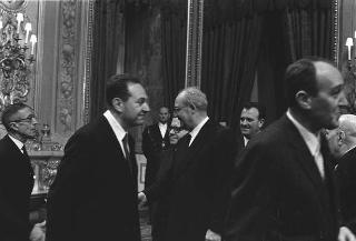 Il Presidente della Repubblica Giuseppe Saragat si prepara per il discorso di fine anno e il ricevimento offerto alle Alte Cariche dello Stato per gli auguri di Natale e Capodanno