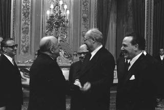 Il Presidente della Repubblica Giuseppe Saragat si prepara per il discorso di fine anno e il ricevimento offerto alle Alte Cariche dello Stato per gli auguri di Natale e Capodanno