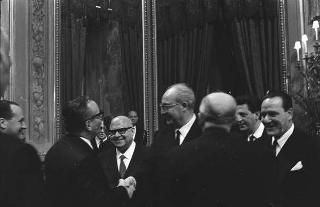 Il Presidente della Repubblica Giuseppe Saragat si prepara per il discorso di fine anno e il ricevimento offerto alle Alte Cariche dello Stato per gli auguri di Natale e Capodanno