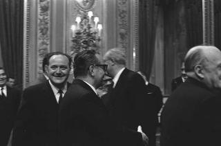 Il Presidente della Repubblica Giuseppe Saragat si prepara per il discorso di fine anno e il ricevimento offerto alle Alte Cariche dello Stato per gli auguri di Natale e Capodanno
