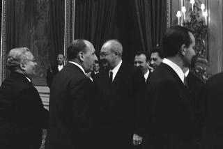 Il Presidente della Repubblica Giuseppe Saragat si prepara per il discorso di fine anno e il ricevimento offerto alle Alte Cariche dello Stato per gli auguri di Natale e Capodanno