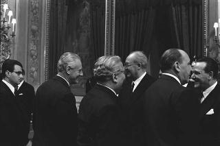 Il Presidente della Repubblica Giuseppe Saragat si prepara per il discorso di fine anno e il ricevimento offerto alle Alte Cariche dello Stato per gli auguri di Natale e Capodanno